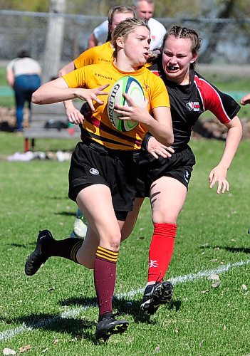 Crocus Plainsmen outside center Charli Merckx eluded this Swan Valley tackler en route to her second try of the game. (Jules Xavier/The Brandon Sun)