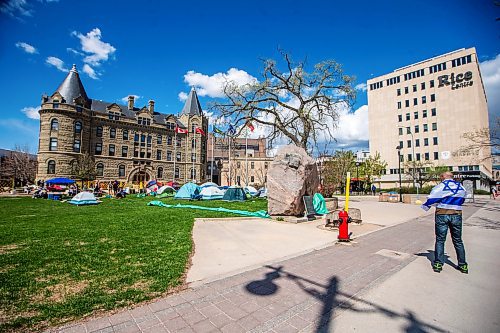 MIKAELA MACKENZIE / FREE PRESS

A man wears an Israeli flag on the sidewalk as a pro-Palestinian encampment sets up on the lawn at the University of Winnipeg on Friday, May 10, 2024. 

For Jen story.

