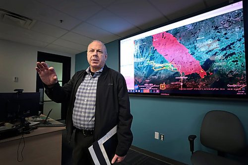 Ruth Bonneville / Free Press

Local - Update on wildfire

Earl Simmons, Director at the Manitoba Wildfire Service, shows the spread of the wildfire on a large screen broadcasting the area in real-time  Monday. 

See story. 

May 13th, 2024
