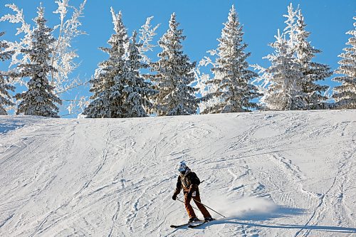 A skier makes their way down a run at Asessippi Ski Resort on a sunny day in 2023. (File/The Brandon Sun)