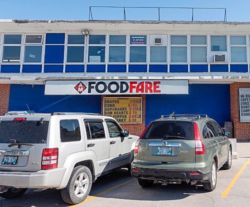 SASHA SEFTER / WINNIPEG FREE PRESS
A steady stream of customers head in and out of a Food Fare location at 2285 Portage Avenue. The owner has been threatened with fines for opening on a statutory holiday.  
190701 - Monday, July 01, 2019.