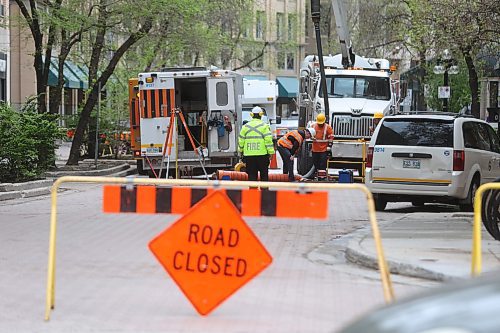 MIKE DEAL / WINNIPEG FREE PRESS
Manitoba Hydro workers on Albert Street between McDermot Avenue and Notre Dame Avenue where they have been responding to an underground equipment fire. Part of the downtown lost power during the repair work. 
240515 - Wednesday, May 15, 2024. 
