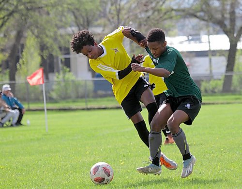 Plainsmen Zeresenai Hadith and Spartan Samuel Johnson battle for the ball. (Thomas Friesen/The Brandon Sun)