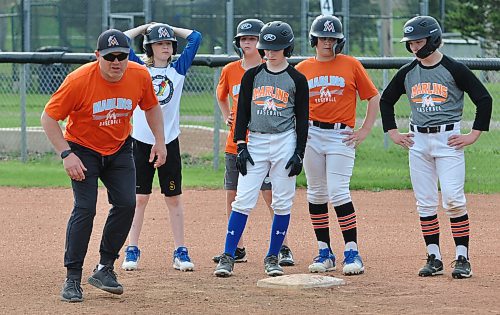 U13 AAA Marlin head coach Ryan Boguski demonstrates to his players during a Thursday night practice how to run the bases in order to put pressure on opposing catchers, to be aggressive in order to generate more runs. (Jules Xavier/The Brandon Sun)