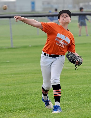 U13 AAA Marlins start their practice with throwing warmup, with pitcher Emmitt Bell working with a teammate. (Jules Xavier/The Brandon Sun)