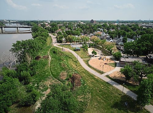 DAVID LIPNOWSKI / WINNIPEG FREE PRESS

Michelle Jean Park nestles up to the Red River in Point Douglas, one of the area's green spaces.