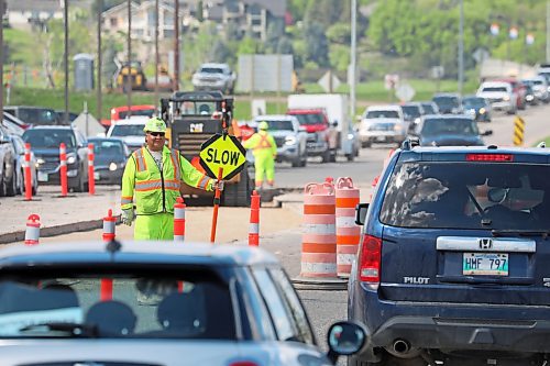 Commuters pass through construction on 18th Street North in Brandon on Tuesday afternoon. (Tim Smith/The Brandon Sun)