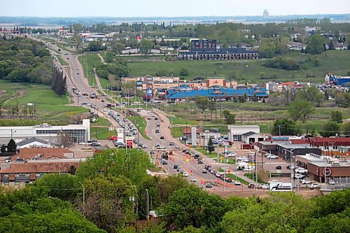 Commuters make their way north and south on 18th Street North in Brandon on Tuesday afternoon. (Tim Smith/The Brandon Sun)