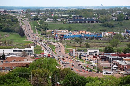 21052024
Commuters make their way north and south on 18th Street North in Brandon on Tuesday afternoon. 18th Street has been chosen as the CAA&#x2019;s Worst Road in Manitoba.
(Tim Smith/The Brandon Sun)