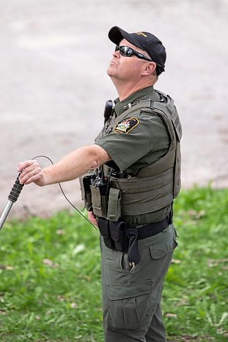 BROOK JONES / FREE PRESS
Manitoba Conservation Officer Ray Wiggins is pictured assessing the situation as a black bear climbed up an oak tree at the corner of Manchester Boulevard South and Wildwood Street in Winnipeg's Wildwood neighourhood in Winnipeg, Man., Tuesday, May 21, 2024.