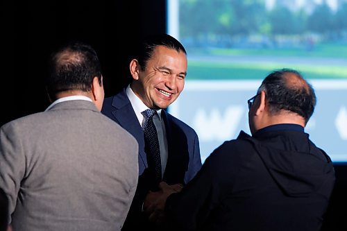 MIKE DEAL / FREE PRESS
Manitoba Premier Wab Kinew chats with attendees before the start of Economic Development Winnipeg&#x2019;s AGM, Thursday morning.
240523 - Thursday, May 23, 2024.