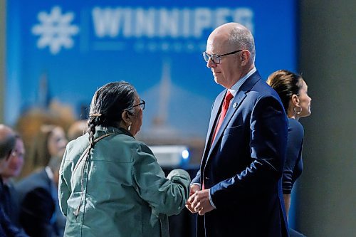 MIKE DEAL / FREE PRESS
Winnipeg Mayor Scott Gillingham chats with attendees before the start of Economic Development Winnipeg&#x2019;s AGM, Thursday morning.
240523 - Thursday, May 23, 2024.