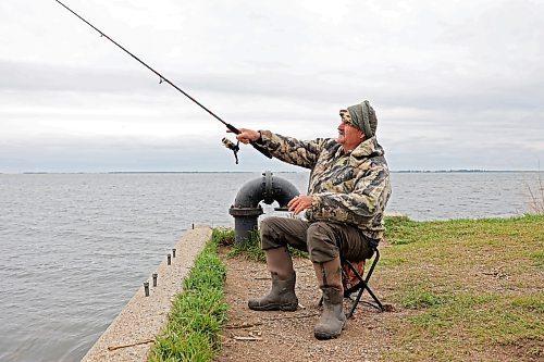 23052024
Mike Ketcheson of Brandon fishes at Oak Lake on a windy Thursday afternoon. Ketcheson tries to get out fishing throughout western Manitoba every few days, year round and spent Thursday catching northern pike and pickerel. 
(Tim Smith/The Brandon Sun)