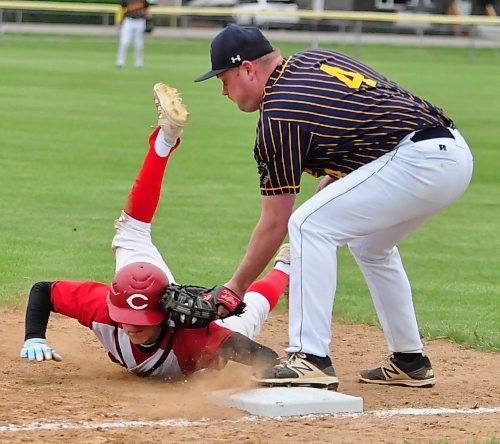 Boissevain Centennials second baseman Drew Hilhorst was safe on this pickoff attempt, his hand reaching the bag before Wawanesa Brewers first baseman Derek McGregor applied his sweep tag during third inning action Thursday night. (Jules Xavier/The Brandon Sun)