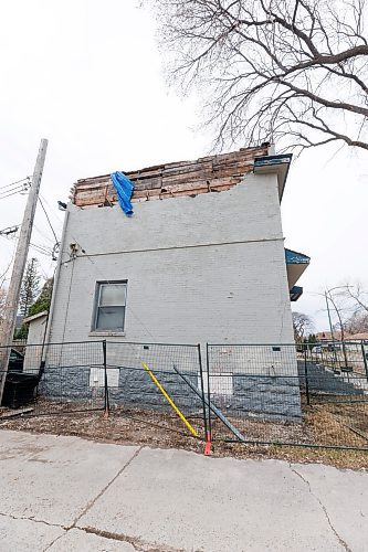 MIKE DEAL / FREE PRESS
A large portion of the brick structure has fallen from the top of the building. While we were there a blue tarp came loose and started to flap in the wind.
The City of Winnipeg is ordering tenants living inside a townhouse building in the 300 block of Arnold Avenue in the Fort Rouge area to vacate the premise, warning it may be in danger of imminent collapse.
See Tyler Searle story
240416 - Tuesday, April 16, 2024.