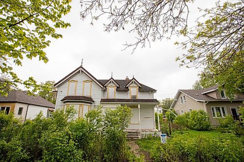 BROOK JONES / FREE PRESS
The Alexander Polson House at 94 Cathedral Ave. in Winnipeg, Man., is pictured Friday, May 24, 2024. The 130-year-old house, which is boarded up for years has historic significance. The owner has been trying to redevleop the land since 2021, however, area residnets want the house to be saved.