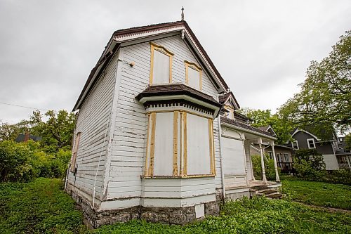 BROOK JONES / FREE PRESS
The Alexander Polson House at 94 Cathedral Ave. in Winnipeg, Man., is pictured Friday, May 24, 2024. The 130-year-old house, which is boarded up for years has historic significance. The owner has been trying to redevleop the land since 2021, however, area residnets want the house to be saved.