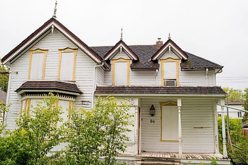 BROOK JONES / FREE PRESS
The Alexander Polson House at 94 Cathedral Ave. in Winnipeg, Man., is pictured Friday, May 24, 2024. The 130-year-old house, which is boarded up for years has historic significance. The owner has been trying to redevleop the land since 2021, however, area residnets want the house to be saved.