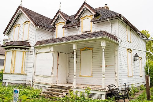 BROOK JONES / FREE PRESS
The Alexander Polson House at 94 Cathedral Ave. in Winnipeg, Man., is pictured Friday, May 24, 2024. The 130-year-old house, which is boarded up for years has historic significance. The owner has been trying to redevleop the land since 2021, however, area residnets want the house to be saved.