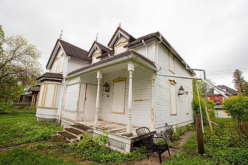 BROOK JONES / FREE PRESS
The Alexander Polson House at 94 Cathedral Ave. in Winnipeg, Man., is pictured Friday, May 24, 2024. The 130-year-old house, which is boarded up for years has historic significance. The owner has been trying to redevleop the land since 2021, however, area residnets want the house to be saved.