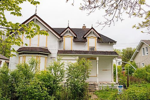 BROOK JONES / FREE PRESS
The Alexander Polson House at 94 Cathedral Ave. in Winnipeg, Man., is pictured Friday, May 24, 2024. The 130-year-old house, which is boarded up for years has historic significance. The owner has been trying to redevleop the land since 2021, however, area residnets want the house to be saved.