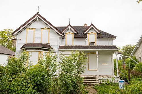 BROOK JONES / FREE PRESS
The Alexander Polson House at 94 Cathedral Ave. in Winnipeg, Man., is pictured Friday, May 24, 2024. The 130-year-old house, which is boarded up for years has historic significance. The owner has been trying to redevleop the land since 2021, however, area residnets want the house to be saved.