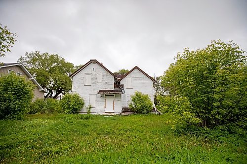 BROOK JONES / FREE PRESS
The Alexander Polson House at 94 Cathedral Ave. in Winnipeg, Man., is pictured Friday, May 24, 2024. The 130-year-old house, which is boarded up for years has historic significance. The owner has been trying to redevleop the land since 2021, however, area residnets want the house to be saved.