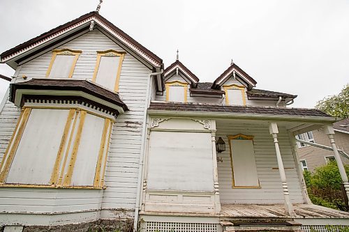 BROOK JONES / FREE PRESS
The Alexander Polson House at 94 Cathedral Ave. in Winnipeg, Man., is pictured Friday, May 24, 2024. The 130-year-old house, which is boarded up for years has historic significance. The owner has been trying to redevleop the land since 2021, however, area residnets want the house to be saved.