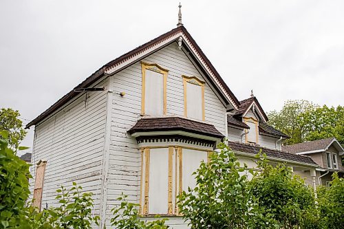 BROOK JONES / FREE PRESS
The Alexander Polson House at 94 Cathedral Ave. in Winnipeg, Man., is pictured Friday, May 24, 2024. The 130-year-old house, which is boarded up for years has historic significance. The owner has been trying to redevleop the land since 2021, however, area residnets want the house to be saved.