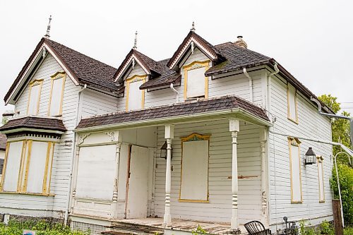 BROOK JONES / FREE PRESS
The Alexander Polson House at 94 Cathedral Ave. in Winnipeg, Man., is pictured Friday, May 24, 2024. The 130-year-old house, which is boarded up for years has historic significance. The owner has been trying to redevleop the land since 2021, however, area residnets want the house to be saved.