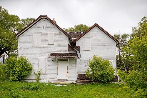 BROOK JONES / FREE PRESS
The Alexander Polson House at 94 Cathedral Ave. in Winnipeg, Man., is pictured Friday, May 24, 2024. The 130-year-old house, which is boarded up for years has historic significance. The owner has been trying to redevleop the land since 2021, however, area residnets want the house to be saved.