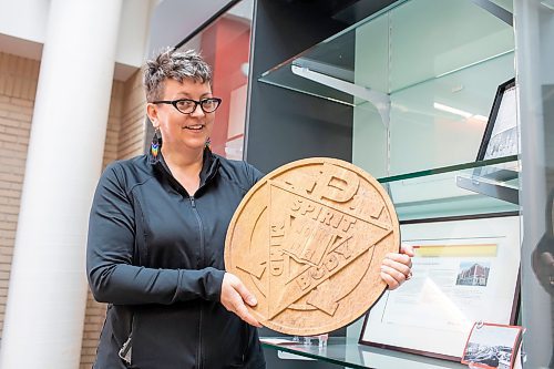 BROOK JONES / FREE PRESS
Longtime YMCA-YWCA volunteer Jakobina Jensen, 50, holds a YMCA-YWCA association crest which is featured in a display cabinet. Jensen, who was pictured Friday, May 24, 2024, was involved with helping to put together a historical display at the downtown Y in Winnipeg, Man.