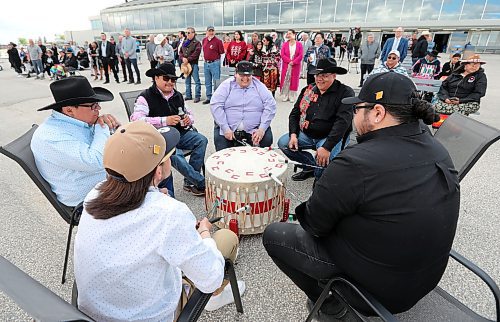 JASON HALSTEAD / FREE PRESS
Dancers and drummers perform at the raising of the Treaty 1 Nations flag on the Assiniboia Downs racetrack grounds as part of opening day ceremonies for the 2024 thoroughbred horse-racing season on May 20, 2024.