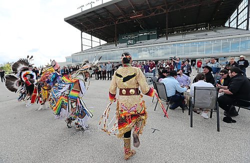 JASON HALSTEAD / FREE PRESS
Dancers and drummers perform at the raising of the Treaty 1 Nations flag on the Assiniboia Downs racetrack grounds as part of opening day ceremonies for the 2024 thoroughbred horse-racing season on May 20, 2024.