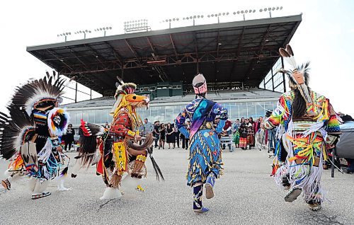 JASON HALSTEAD / FREE PRESS
Dancers and drummers perform at the raising of the Treaty 1 Nations flag on the Assiniboia Downs racetrack grounds as part of opening day ceremonies for the 2024 thoroughbred horse-racing season on May 20, 2024.