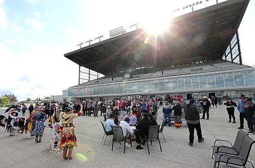 JASON HALSTEAD / FREE PRESS
Dancers and drummers perform at the raising of the Treaty 1 Nations flag on the Assiniboia Downs racetrack grounds as part of opening day ceremonies for the 2024 thoroughbred horse-racing season on May 20, 2024.