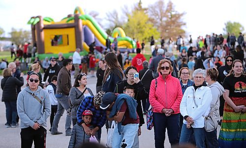 JASON HALSTEAD / FREE PRESS
People take in the action on the opening day of live thoroughbred racing on May 20, 2024 at Assiniboia Downs.