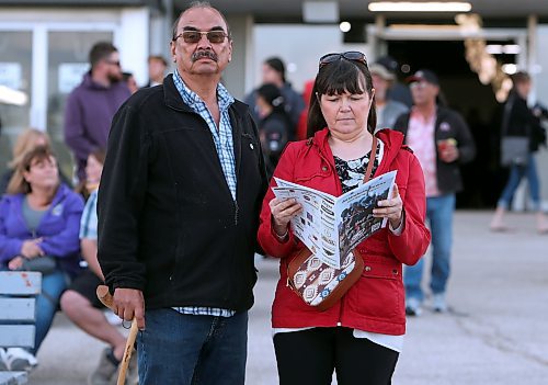 JASON HALSTEAD / FREE PRESS
People take in the action on the opening day of live thoroughbred racing on May 20, 2024 at Assiniboia Downs.