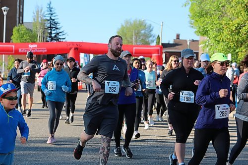 And they're off! 300 participants ran, walked and wheeled the 5, 10, 15 and 20K loops on Sunday for the 45th annual YMCA Strong Kids Run on Sunday that started and ended in Brandon's downtown. (Michele McDougall/The Brandon Sun)