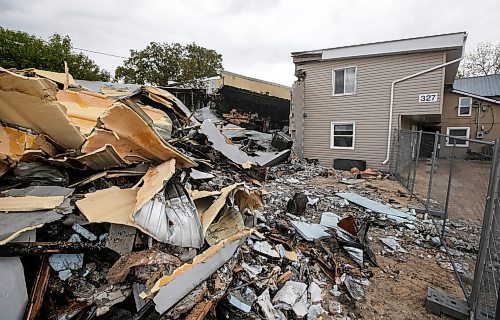 JOHN WOODS / FREE PRESS
A fire on Stonewall&#x2019;s Main Street has destroyed a business and apartments Monday, May 27, 2024. 

Reporter: ?