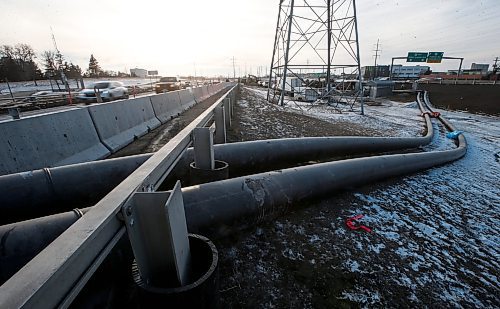 JOHN WOODS / FREE PRESS
City crews work to bypass a sewage leak across the Red River at the Fort Garry Bridge in Winnipeg Tuesday, February 20, 2024. Residents in south west Winnipeg have been asked to reduce the water use to help lighten the load on the temporary fix.

Reporter: ?