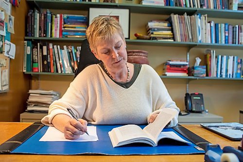 BROOK JONES / FREE PRESS
University of Manitoba sociology Prof. Susan Prentice is surrounded by books as she is pictured at her desk in her office inside the Isbister Building at the U of M's Fort Garry campus in Winnipeg, Man., Tuesday, May 28, 2024. 