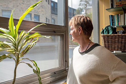 BROOK JONES / FREE PRESS
University of Manitoba sociology Prof. Susan Prentice is pictured looking out of the windows in her office inside the Isbister Building at the U of M's Fort Garry campus in Winnipeg, Man., Tuesday, May 28, 2024.