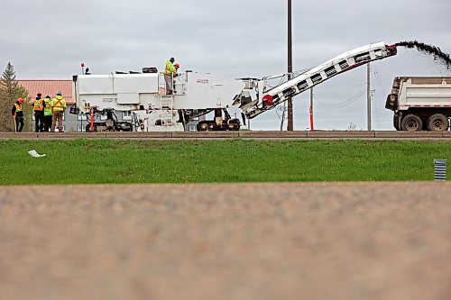 28052024
Repaving work is done on the southbound lanes of Highway 10 just north of the Trans Canada Highway intersection on Tuesday.
(Tim Smith/The Brandon Sun)