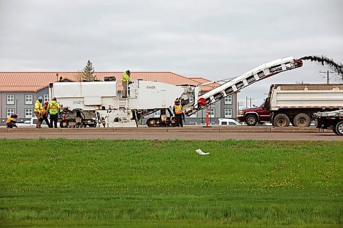 28052024
Repaving work is done on the southbound lanes of Highway 10 just north of the Trans Canada Highway intersection on Tuesday.
(Tim Smith/The Brandon Sun)