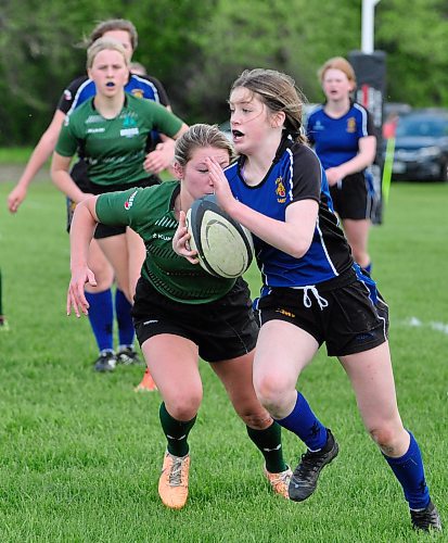 Souris Sabres ball carrier Aubrey Skelton looks to elude Dauphin Clippers tackler Paityn Bourgoin during first half action at Kin Field. (Jules Xavier/The Brandon Sun)