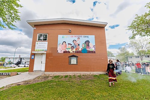 MIKE DEAL / FREE PRESS
The Gilbert Park Smudge Walk took place Friday over the noon hour, where many community members walked from the Gilbert Park Resource Centre to Shaughnessy Park School. They were accompanied by local drum group Binesi Ikwenag (Thunderbird Women).
240531 - Friday, May 31, 2024.