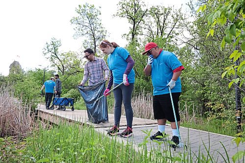 Ruth Bonneville / Free Press

Standup - Park Clean-up

Sully (red hat) Sydney (girl) and their leader Amir Symon with Equal Opportunities West,  volunteer their time to clean up the grounds at the Assiniboine Park Monday.  


June 3rd, 2024