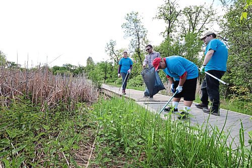 Ruth Bonneville / Free Press

Standup - Park Clean-up

Sully (red hat), Tyler (cap), Sydney (girl) and their leader Amir Symon with Equal Opportunities West,  volunteer their time to clean up the grounds at the Assiniboine Park Monday.  


June 3rd, 2024