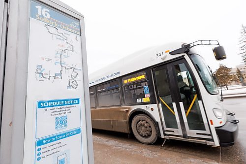 MIKE DEAL / WINNIPEG FREE PRESS
The Southbound Osborne at York bus stop Tuesday afternoon.
The city has apparently removed schedules from some bus stops and is posting QR codes instead. Some argue that hurts those who don&#x2019;t have phones or data. 
See Malak Abas story
240102 - Tuesday, January 02, 2024.